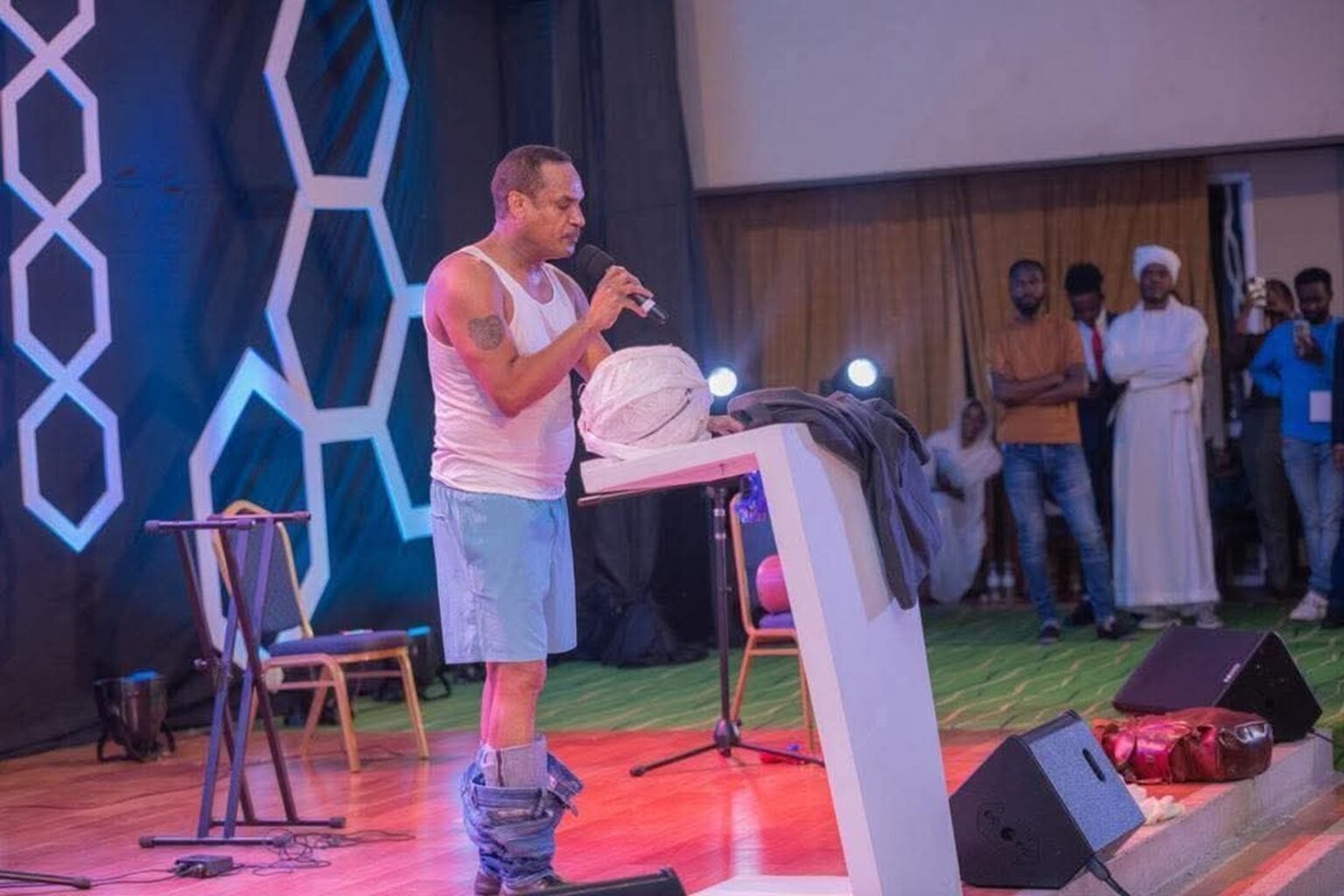 الفنان السوداني محمد تروس