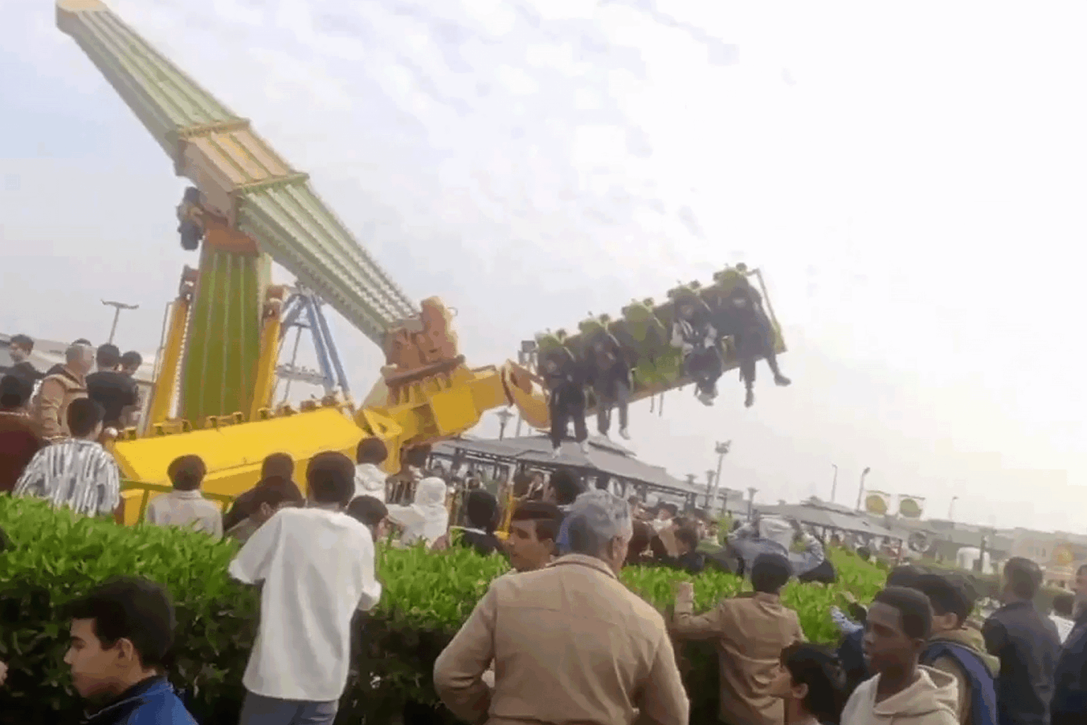 فيديو يحبس الأنفاس.. سقوط لعبة ترفيهية خلال رحلة مدرسية بالعراق | منوعات