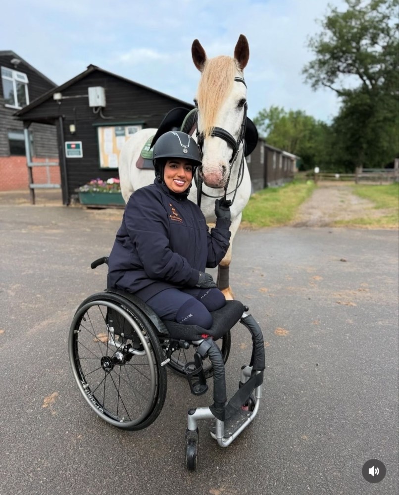 فاطمة البلوشي.. مروِّضة خيول تتحدى الصعوبات