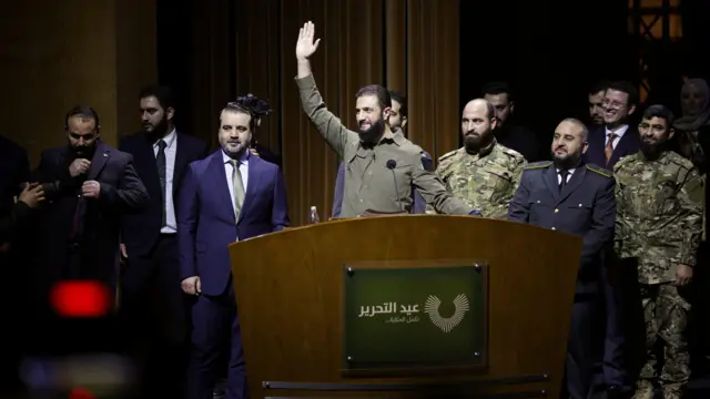 الرئيس السوري أحمد الشرع يلقي خطابا مساء الاثنين 8 ديسمبر/كانون الأول 2025 في قصر المؤتمرات في دمشق في الذكرى الأولى لسقوط بشار الأسد