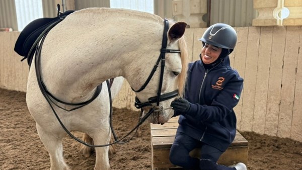 فاطمة البلوشي.. مروِّضة خيول تتحدى الصعوبات فاطمة البلوشي.. مروِّضة خيول تتحدى الصعوبات