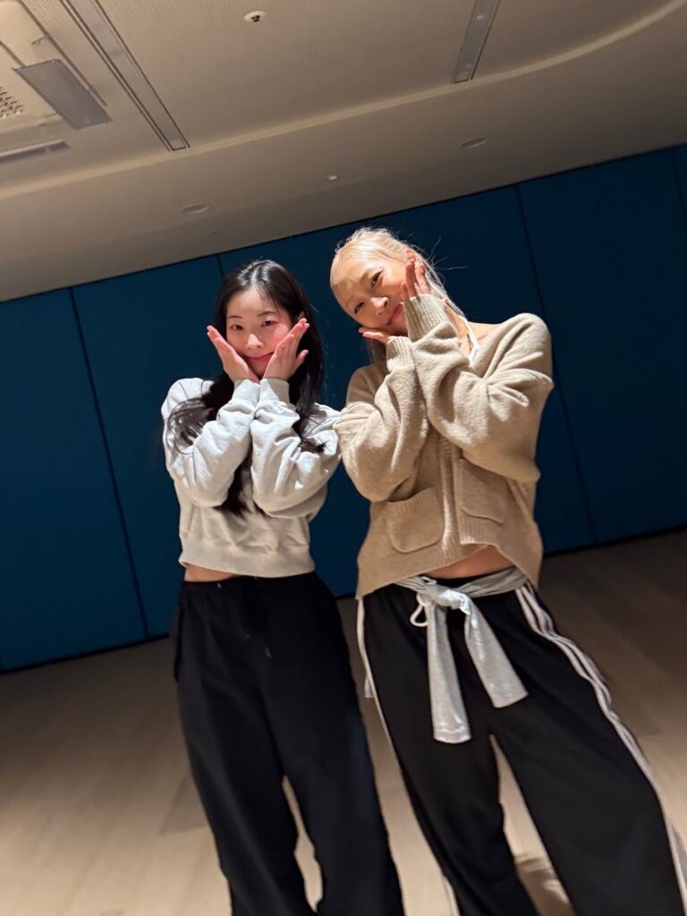 251221 تحديث janekim_viva في الانستقرام - مع داهيون من توايس الجميلة واللطيفة 🩵 قصة اليوم !! في الواقع، كان بإمكانها أن تحفظ وتتدرب على تصميم الرقصات بمفردها، لكنها أرادت أن تتعلم من المبدع الأصلي 🥹💕