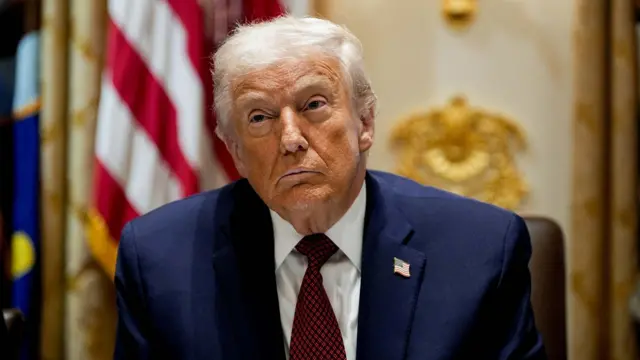 دونالد ترامب يظهر ببذلة كحلية وربطة عنق حمراء.