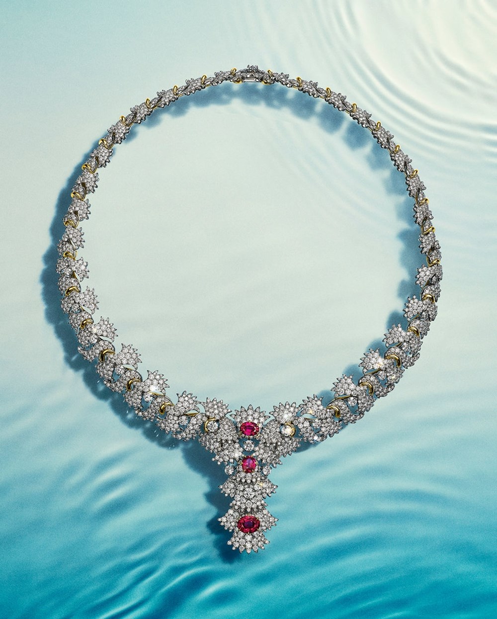 مجوهرات تزين إطلالتكِ في احتفالات نهاية 2025