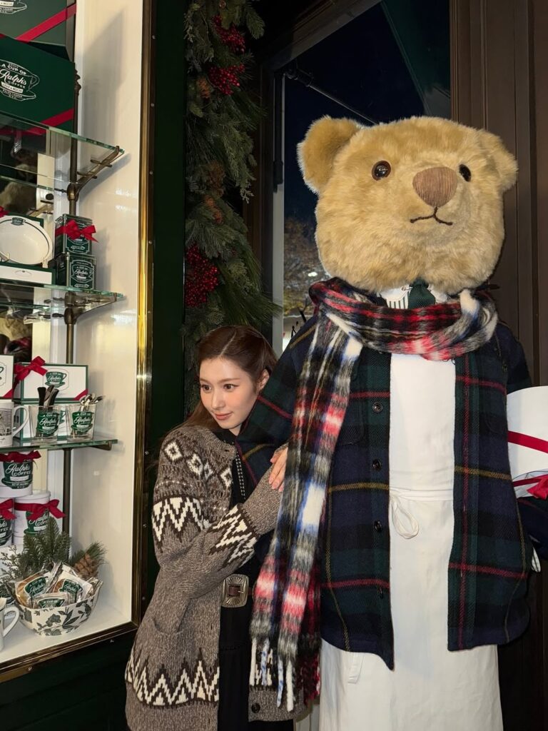 251229 تحديث سانا على الانستقرام - شكرًا لكل من حولي لجعل شتاء هذا العام دافئًا 🤎🧣 شكرًا لك 🐻