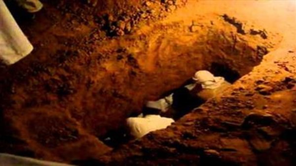 رأيت ما لا يُحتمل| مواطن يروي مأساة نبش قبر ابنته بعد دفنها بـ 48 ساعة