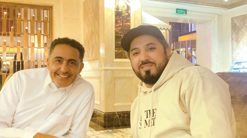 جريدة الرياض | نايف البدر والعوض يصافحان الشتاء بأغنية!