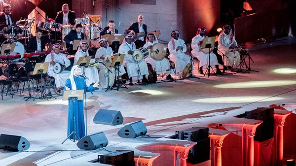 فؤاد عبدالواحد يحتفي بـ«عيد الاتحاد 54» على مدرّج خورفكان