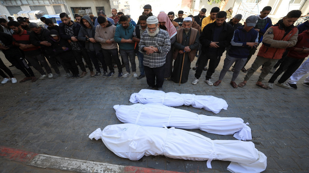 فلسطينيون في غزة يشيّعون شهداءهم. (رويترز)