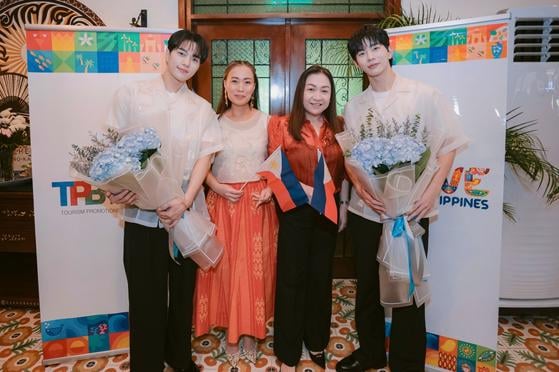 تم تعيين المطربين الذين تحولوا إلى ممثلين كيم ميونجسو وتشوي بومين سفراء السياحة لمجلس السياحة الفلبيني