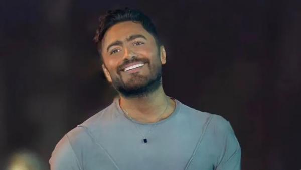 تامر حسني يمازح أسماء جلال .. “ياما طلعت من شنطها فراخ” :: الوقائع الإخبارية تامر حسني يمازح أسماء جلال .. "ياما طلعت من شنطها فراخ" :: الوقائع الإخبارية