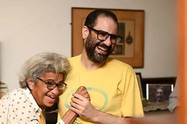 الناشط علاء عبد الفتاح مع والدته عقب الإفراج عنه في سبتمبر 2025