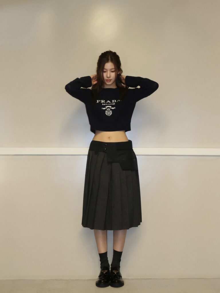 251204 تحديث سانا على الانستقرام - حذاء الشوكولاتة الحلو الخاص بي 🍫🖤 @prada #PradaCholate