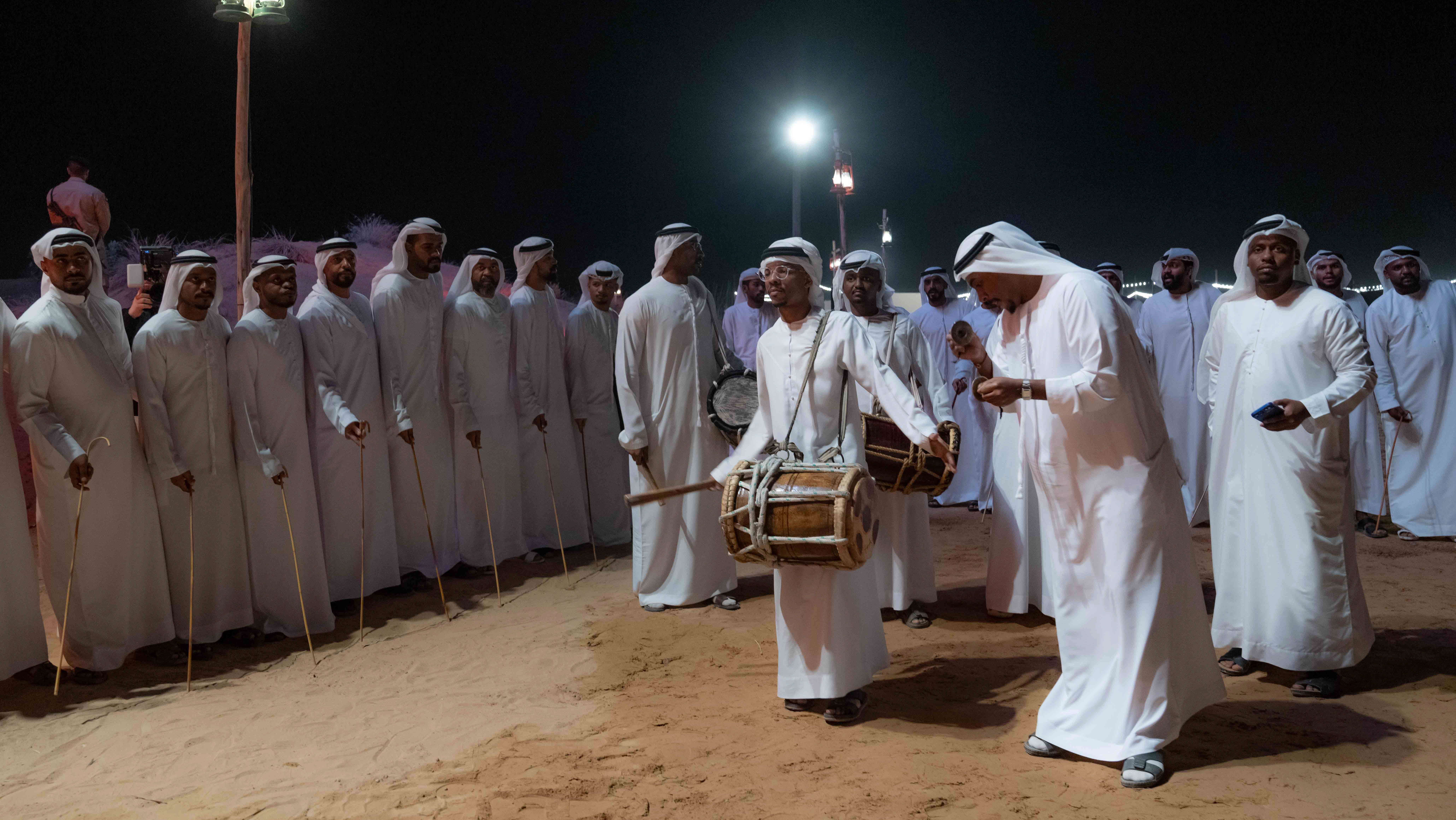 سلطان القاسمي يشهد افتتاح مهرجان الشارقة للمسرح الصحراوي الـ9