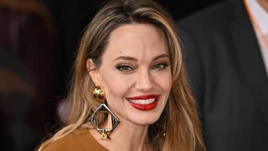 أنجلينا جولي تتحدث صراحةً عن إظهار ندوب عملية استئصال الثدي علناً للمرة الأولى أنجلينا جولي تتحدث صراحةً عن إظهار ندوب عملية استئصال الثدي علناً للمرة الأولى