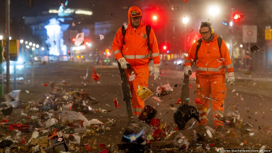 آلاف شباب المسلمين يتطوعون لتنظيف شوارع ألمانيا في رأس السنة – DW – 2025/12/18 آلاف شباب المسلمين يتطوعون لتنظيف شوارع ألمانيا في رأس السنة – DW – 2025/12/18