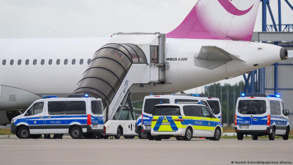 بينها دول عربية- الاتحاد الأوروبي يعتمد قائمة “الدول الآمنة” – DW – 2025/12/18 بينها دول عربية- الاتحاد الأوروبي يعتمد قائمة "الدول الآمنة" – DW – 2025/12/18