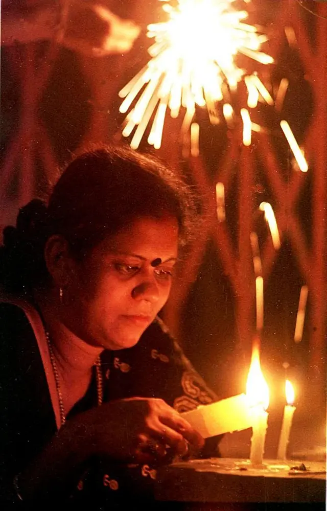 امرأة هندية تشعل الشموع  في كالكوتا عشية عيد ديوالي 