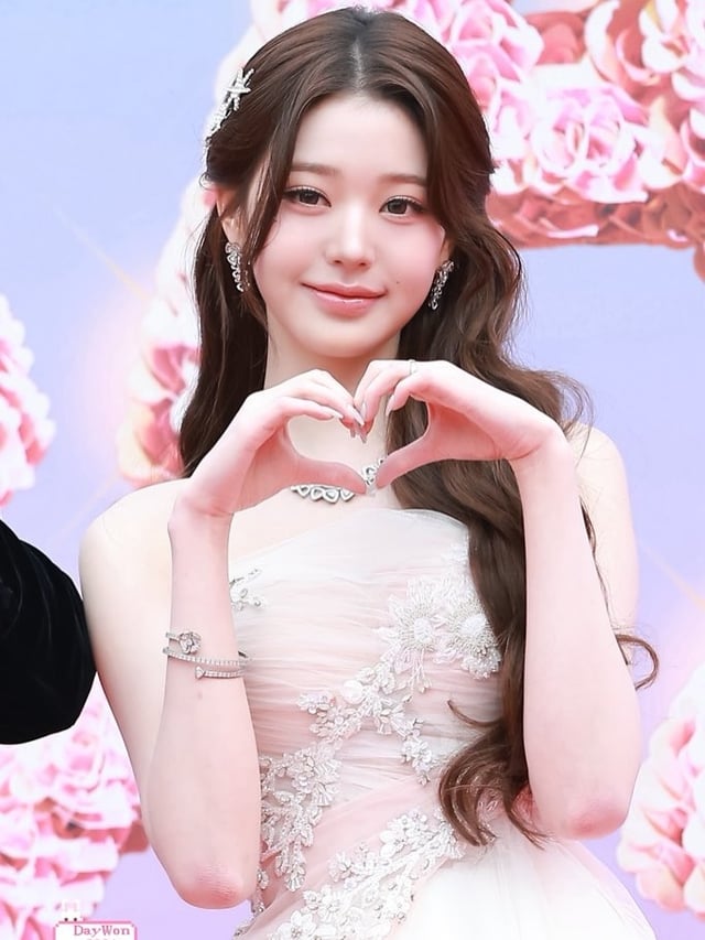 251206 وونيونغ على السجادة الحمراء اليوم في حفل توزيع جوائز AAA 2025 في تايوان،