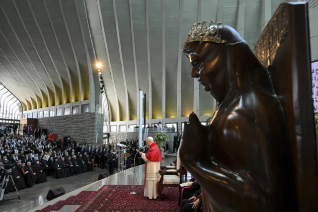 البابا لاون الرابع عشر يلتقي الأساقفة والكهنة والمكرسين والعاملين في مجال الرعاية في مزار سيدة لبنان في حريصا