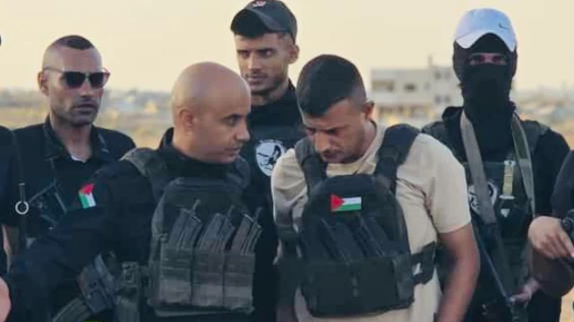 غسان الدهيني (يسار) يتحدث إلى ياسر أبو شباب