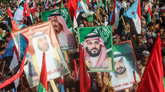 أنصار يرفعون صور قادة السعودية والإمارات وأعلام الجنوب في تظاهرة بعدن، في ذروة التنسيق بين حلفاء التحالف خلال السنوات الأولى من حرب اليمن.