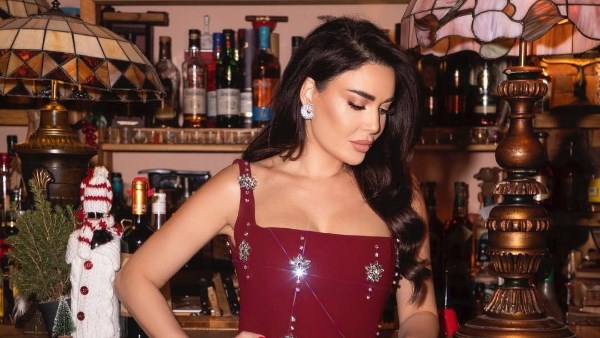 بإطلالة جريئة وفستان قصير.. سيرين عبدالنور تتألق بالأحمر احتفالًا بالكريسماس