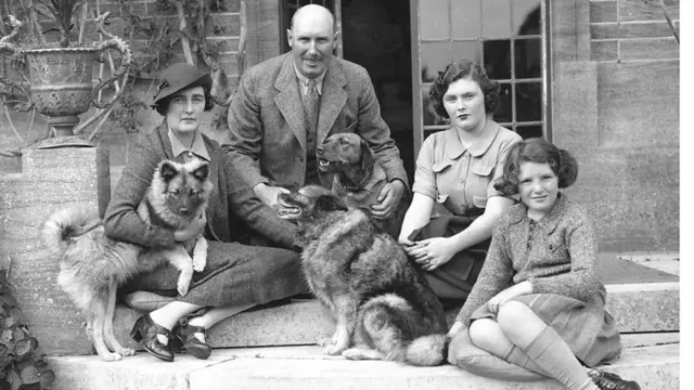 باميلا (الثانية من اليمين)