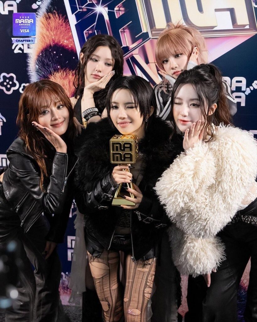 251216 MAMA AWARDS تحديث تويتر مع i-dle - 2025 MAMA AWARDS UH-HEUNG 4-CUTS خلف الصور