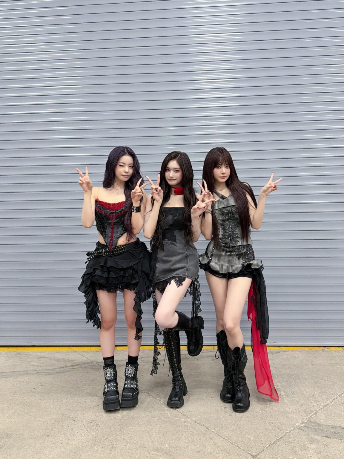 تحديث تويتر الرسمي لـ 251225 NMIXX مع Hong Eunchae (مع Kyujin & IVE Leeseo)