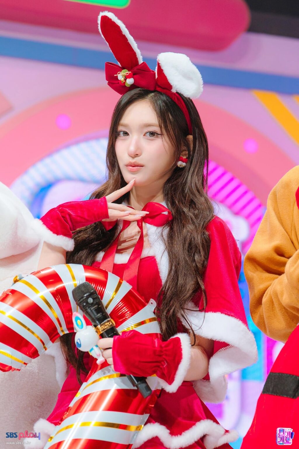 251212 MC Leeseo @ SBS Inkigayo (Behind Pics feat. MCs &TEAM EJ وTWS Shinyu) (251207)