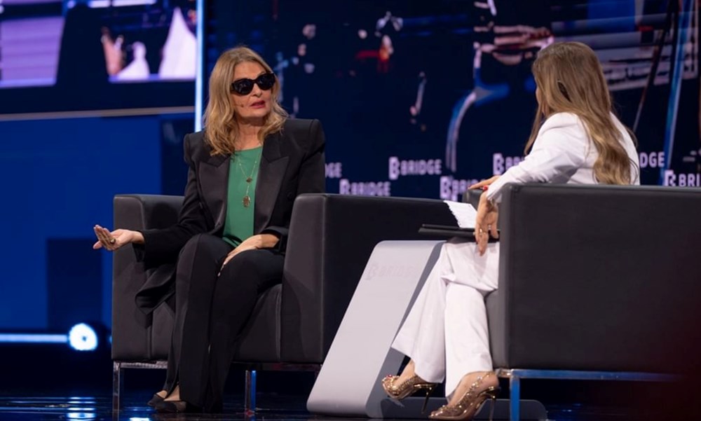 يسرا وإدريس ألبا يفسران سر استمرارية النجاح والمحافظة عليه.. في «قمة بريدج 2025»