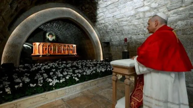 بابا الفاتيكان لاون الرابع عشر في دير مار مارون في عنايا