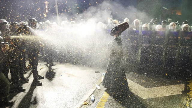 متظاهر صوفي يواجه الشرطة في تركيا