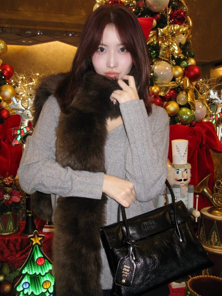 251203 تحديث مومو على الانستقرام - إجازة سعيدة!! أقضي موسم الأعياد الجميل مع حقيبة @miumiu Solitaire!!