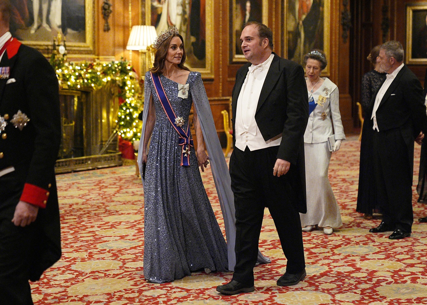 كيت ميدلتون تتألّق بفستان أزرق ملكي وتاج نادر من الخزينة البريطانية (أ.ف.ب)