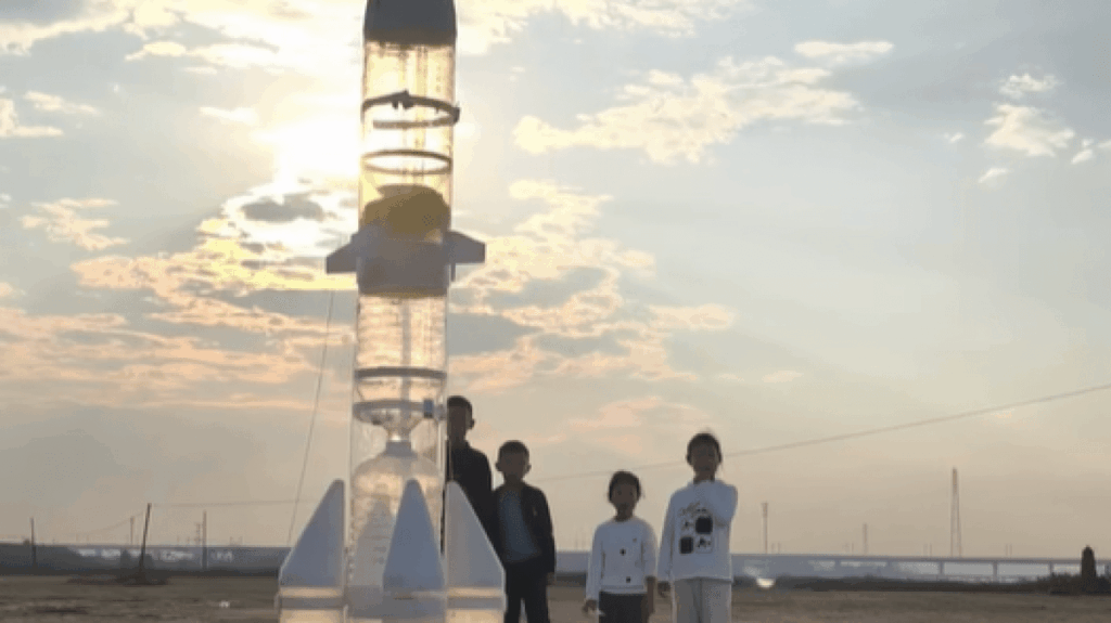 شاهد.. طلاب يصنعون صاروخا مائيا ثنائي المراحل باستخدام قوارير بلاستيكية | منوعات