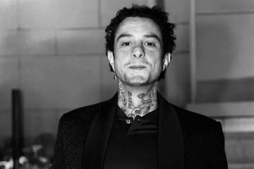 أحمد الفيشاوي ينهار في عزاء والدته سمية الألفي ويمنع التصوير أحمد الفيشاوي ينهار في عزاء والدته سمية الألفي ويمنع التصوير