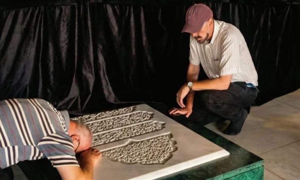 صحافي اسرائيلي يزور ضريح نصرالله.. ويطلب صورة مع جريح "بيجر"!