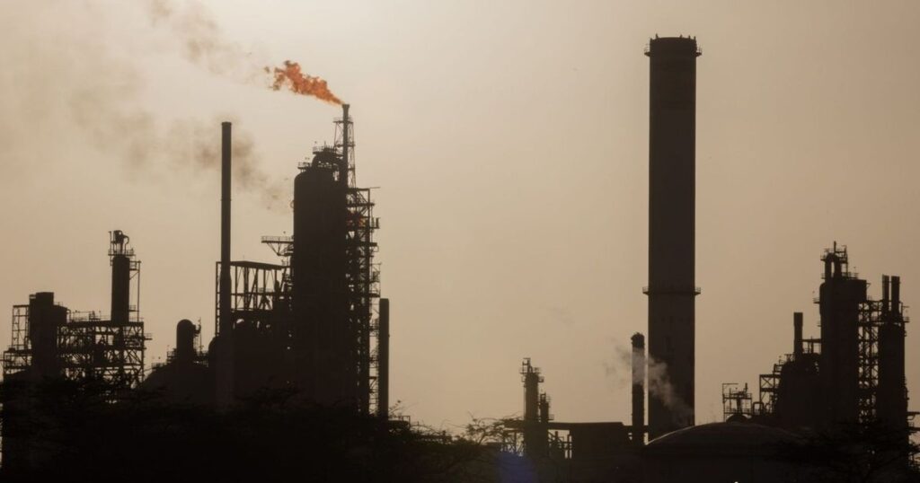 النفط يواصل تحقيق المكاسب مع تصاعد التوترات الأميركية مع فنزويلا stock-up