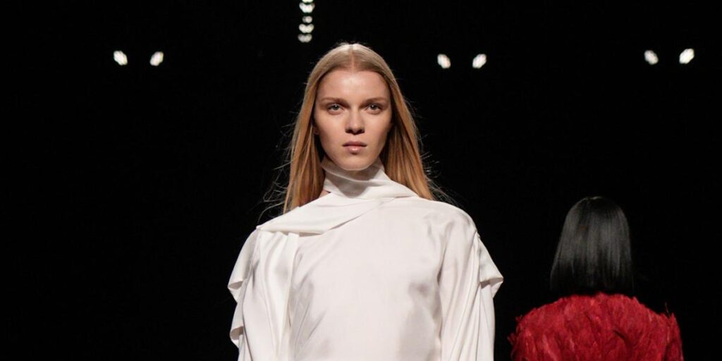 ما رأيك باللّون الأبيض في إطلالات سهرات نهاية العام؟! تصاميم لافتة وإطلالات مشرقة!