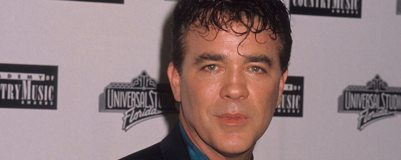 ولد في مثل هذا اليوم من عام 1948، مغني الريف الذي انتقل من ناشفيل إلى برودواي ولد في مثل هذا اليوم من عام 1948، مغني الريف الذي انتقل من ناشفيل إلى برودواي