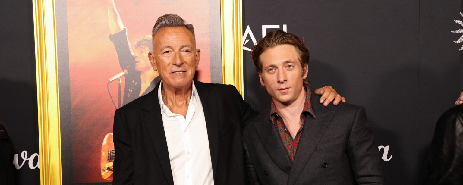 يشارك “جيريمي آلان وايت” أغنية “بروس سبرينغستين” التي يلجأ إليها عندما يشعر “بالضياع أو عدم اليقين”. يشارك “جيريمي آلان وايت” أغنية “بروس سبرينغستين” التي يلجأ إليها عندما يشعر “بالضياع أو عدم اليقين”.