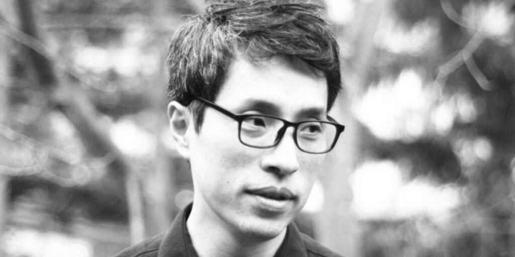 وفاة الناقد الموسيقي الشعبي كيم يونغ داي عن عمر يناهز 48 عاماً