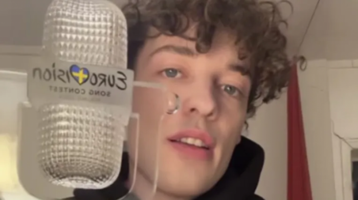 الفائز بمسابقة "يوروفيجن" لعام 2024 يعيد الكأس احتجاجا على مشاركة إسرائيل