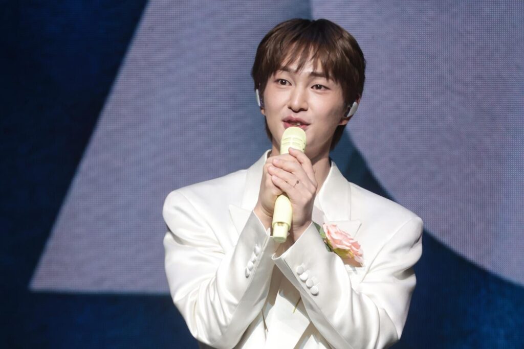 أونيو عضو SHINee متهم بتلقي علاج طبي غير قانوني من طبيب الفنانة بارك نا راي