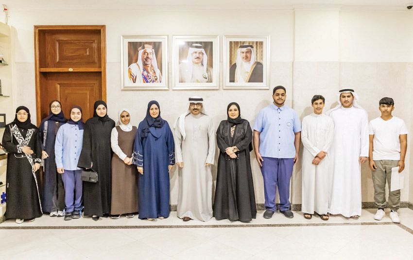 أخبار الخليج | وزير التربية والتعليم يستقبل طلبة مملكة البحرين الفائزين بجائزة لطيفة بنت محمد بدولة الإمارات العربية المتحدة الشقيقة