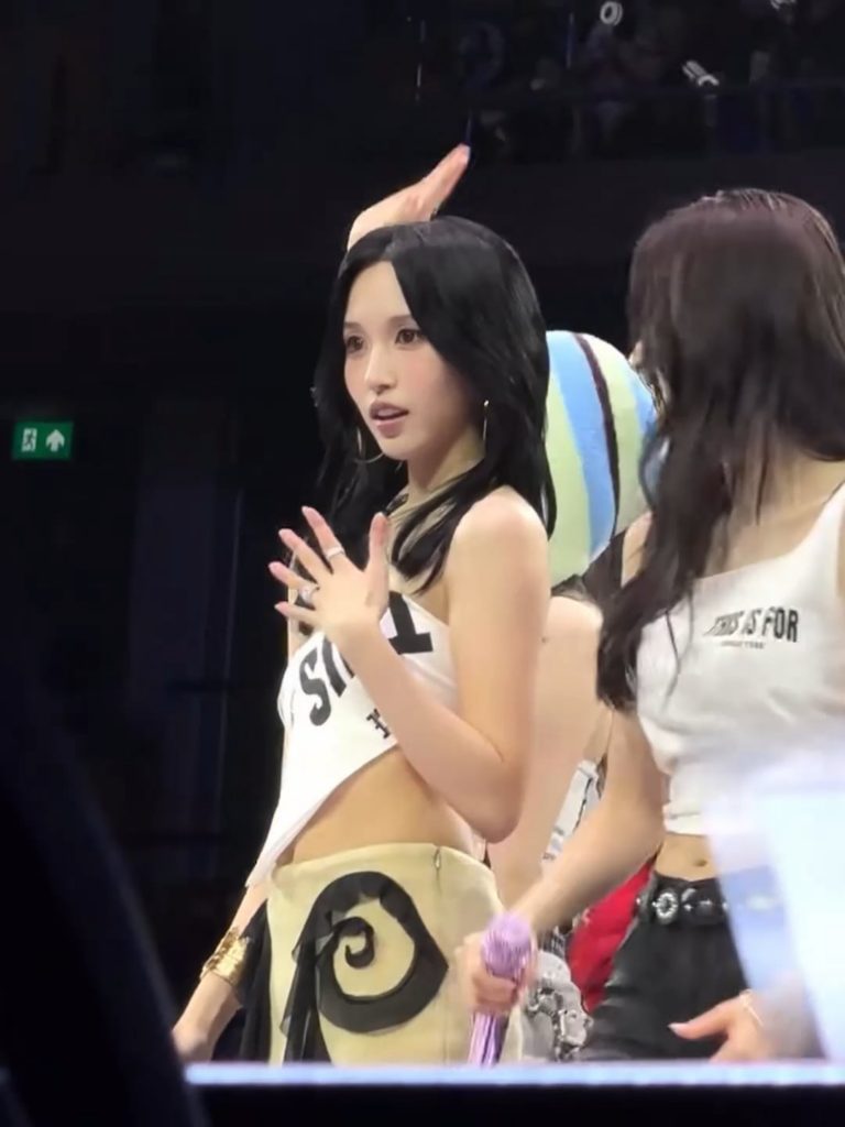 251214 - خطوبة سناء ومينا على الهواء مباشرة على المسرح