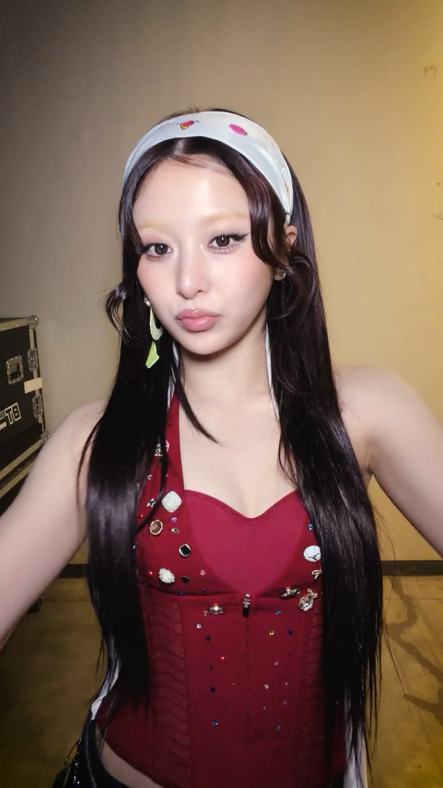 251220 تحديث LE SSERAFIM على TikTok مع Huh Yunjin - متكرر 24/7