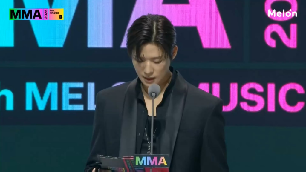 فرقة 251220 IVE فازت بجائزة "أفضل مجموعة - أنثى" في حفل توزيع جوائز MelOn Music Awards لعام 2025